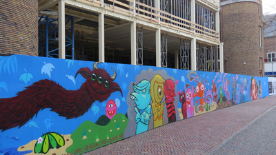 838827 Afbeelding van een gedeelte van de grote graffiticollage op de bouwschutting aan de achterzijde van het ...